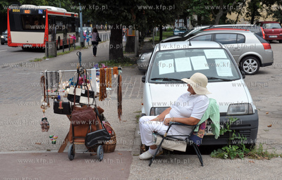 Gdansk Oliwa. Sprzedawczyni pamiatek przy wyjezdzie...