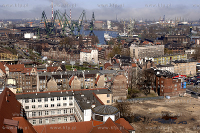 Gdansk. Widok z wiezowca zieleniak na domy na ul. Dyrekcyjnej,...