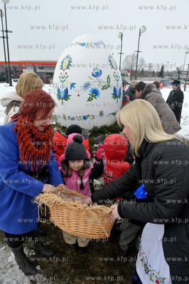 Wielkanocna dwumetrowa pisanka w Zukowie na Kaszubach....
