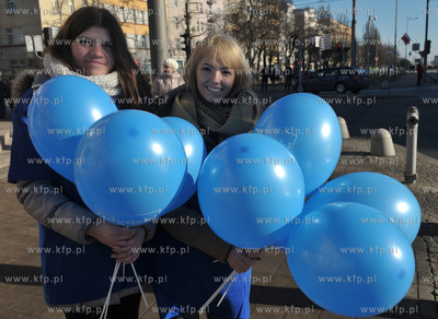 Gdynia. Dziewczyny reklamujace Kurier Gdynski na skrzyzowaniu...
