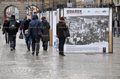 Wystawa Gdansk miasto od nowa na Dlugim Targu. Zdjęcia...