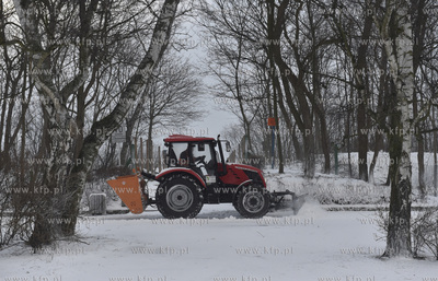 Gdańsk Jelitkowo. Pług odśnieżający deptak wzdłuż...