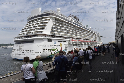Zawinięcie statku wycieczkowego "Norwegian Getaway"...