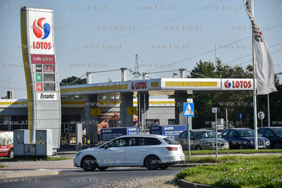 Gdańsk Chełm. Stacja benzynowa LOTOS na  rogu ul....