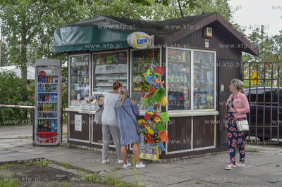 Gdańsk Brzeźno.  Kiosk z prasą, papierosami na rogu...