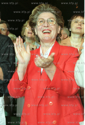 Sopot Festiwal. Irena Santor oklaskuje wystep Zucchero....