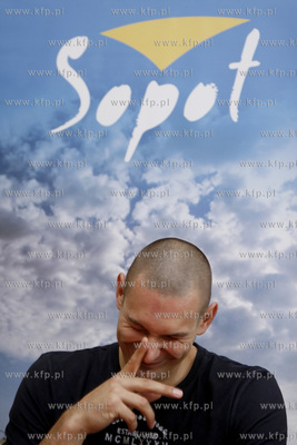 Sopot. Urzad Miasta. Koszykarz Filip Dylewicz podpisuje...