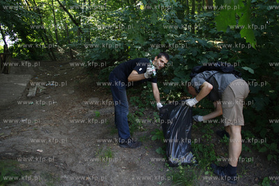 Akcja sprzatania otuliny Lasow Oliwskich w rejonie...