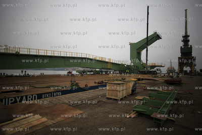 Gdynia. Zaladunek elementow tzw. stacker reclaimer,...