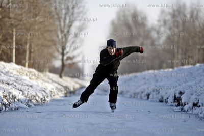 Gdańsk Zaspa. Jazda na łyżwach po zamarzniętym...