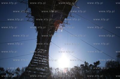 Sopot. Przygotowania do montazu powloki dachu na terenie...