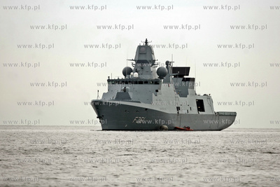 Do gdyńskiego portu wpływają okręty wojenne,  które...