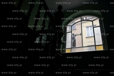 Sopot. Rzezbe rybaka balansujacego nad ul. Bohaterow...