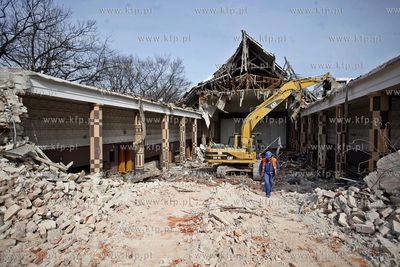 Gdansk. Wyburzanie budynku bylego kina Znicz przy ul....