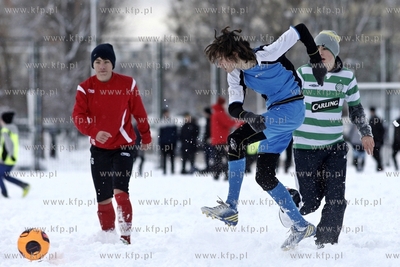 Gdansk Zaspa. Pilkarski turniej dzikich druzyn Do przerwy...