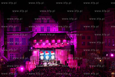 Cala Polska spiewa koledy, koncert na Dlugim Targu...
