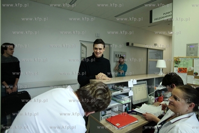 Aktor Mateusz Damięcki odwiedził dzieci w Klinice...