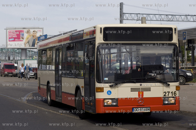 Autobus Mercedes 0 405N na pętli autobusowej przy...