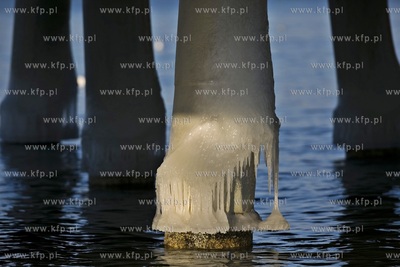 Oblodzone molo w Gdańsku Brzeźnie.
04.01.2016
fot....