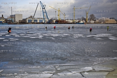 Wędkarze łowią ryby na zamrzniętej Martwej Wiśle...