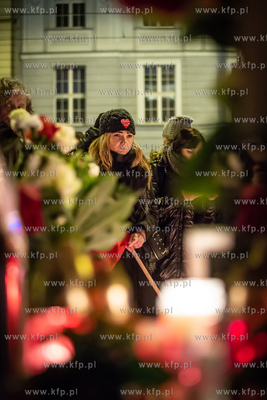 Mieszkańcy Gdańska pod Urzędem Miasta oddają hołd...