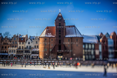 Tłumy spacerowiczów na zamarzniętej Motławie w...