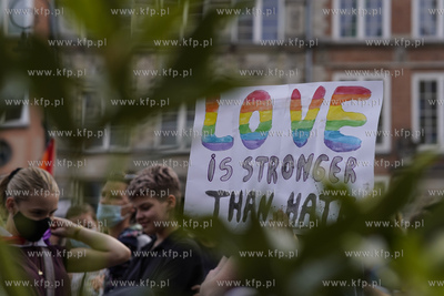 Gdańsk. Manitestacja Jestem LGBT na Długim Targu....
