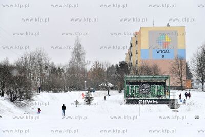 Dzieci zjeżdżają na sankach na placu zabaw na Chełmie...
