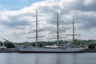 Gdynia. Dar Pomorza zacumowany przy Skwerze Kościuszki...