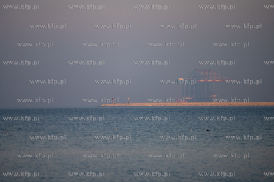 Statek Zhen Hua 36 z czterema potężnymi suwnicami...