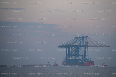 Statek Zhen Hua 36 z czterema potężnymi suwnicami...