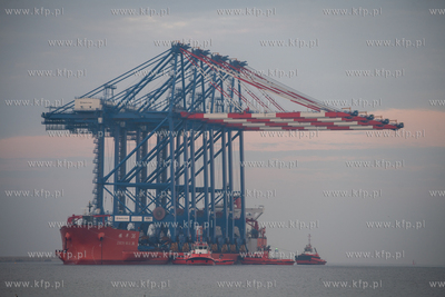 Statek Zhen Hua 36 z czterema potężnymi suwnicami...