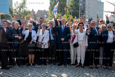 Gdańsk. Plac Solidarności. Symboliczne otwarcie bramy...