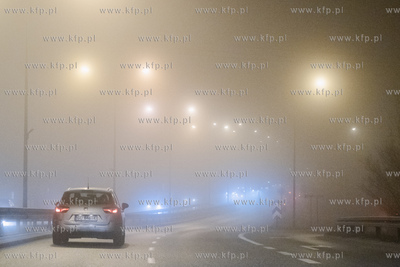 Gdańsk, ul. Budowlanych. Silna mgła na drogach.31.12.2023...