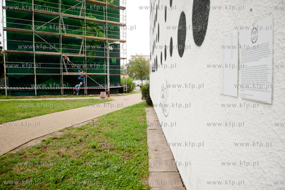 Gdansk. Zaspa. Pilotow 10. Demontaz rusztowania i odsloniecie...