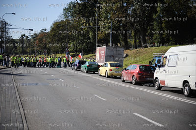 Gdansk. Trakt Sw. Wojciecha. Rybacy blokujac przejscie...