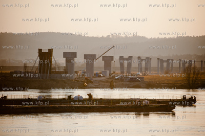 Kwidzyn. Budowa mostu na rzece Wisle. 
07.03.2012...