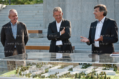 Gdansk. Konferencja prasowa orazz uroczyste zawieszenie...