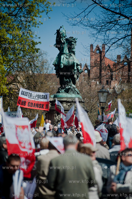 Gdansk. Manifestacja sympatykow Prawa i Sprawiedliwosci...