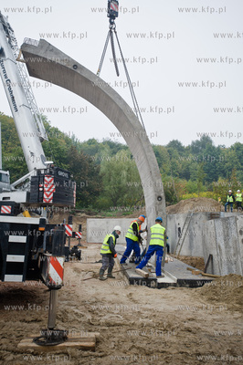 Gdansk. Ul. Ogrodowa. Montaz pierwszych elemntow wiaduktu...