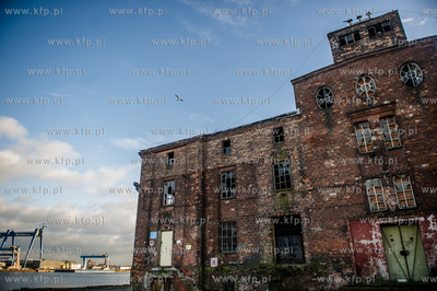 Gdansk. Tereny bylej Stoczni Gdansk. Wyburzenie budynku...