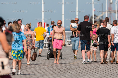 Upalny, bardzo sloneczny, sobotni dzien na plazy i...