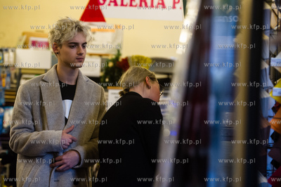 Radek Pestka, zwyciezca TOP MODEL na zakupach z siostra...