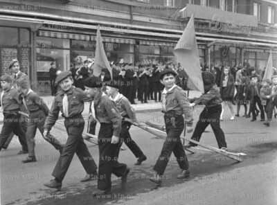 Pochod 1 majowy w Gdansku na ul. Rajskiej. 01.05.1971...