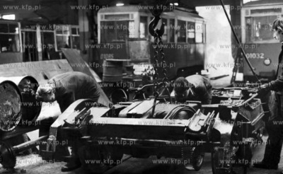 Praca w warsztacie naprawczym zajezdni tramwajowej...