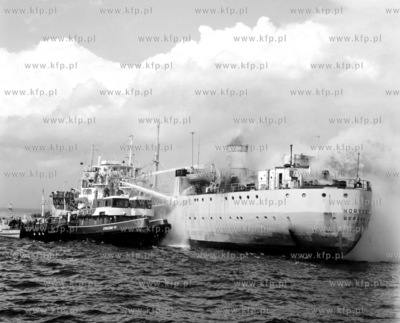Grozny pozar silowni masowca m/v Norvest 12km od Portu...