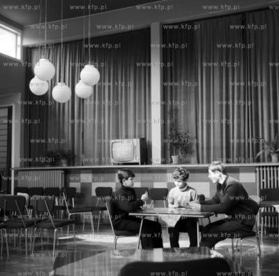 Dzieci graja w karty w jednym z lokali na Pomorzy....