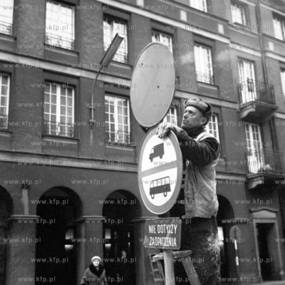 Odnawianie znaków drogowych. 
22.03.1977
4marzec77_z.kosycarz_p34
Fot....