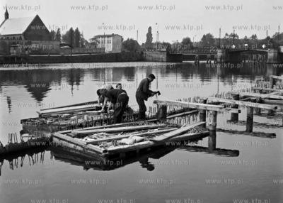 Budowanie nabrzeża przy Moście Siennickim w Gdańsku....