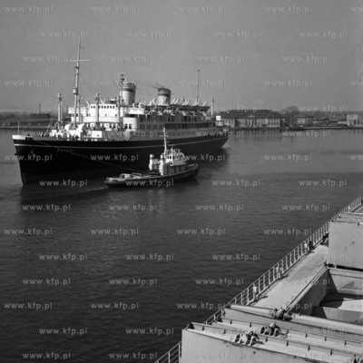 Transatlantyk Batory wpływa do portu w Gdyni.
1968
0004961z_1968
Fot....